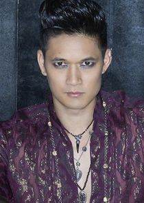 Harry Shum Jr
as Magnus Bane