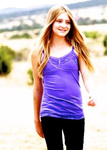 Willow Shields
as Serena Baker