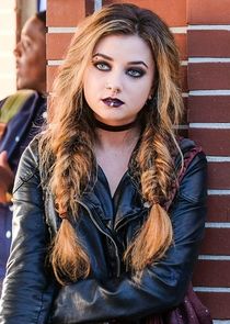 Giorgia Whigham
as Beth