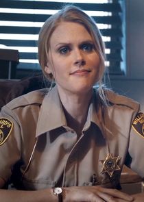 Janet Varney
as Evie Barret