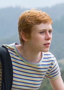 Sophia Lillis
as Young Camille
