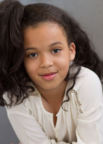 Aria Birch
as Serena Price