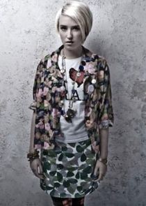 Lily Loveless
as Naomi Campbell