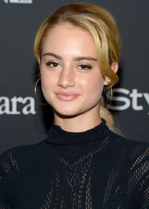 Grace Van Patten
as Amanda Knox
