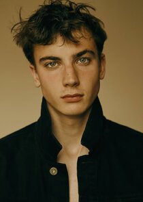 Guy Remmers
as Theo, Duke of Tintagel