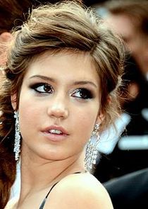 Adèle Exarchopoulos
as Polly