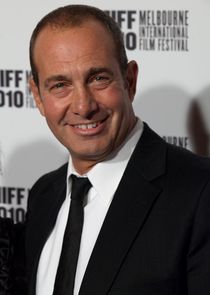 Martin Sacks
as Julian Gilroy