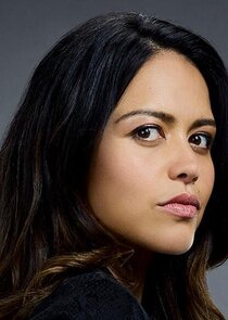 Alyssa Diaz
as Angela Lopez