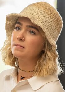 Haley Lu Richardson
as Portia