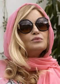 Jennifer Coolidge
as Tanya McQuoid