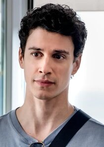 Adam DiMarco
as Albie Di Grasso