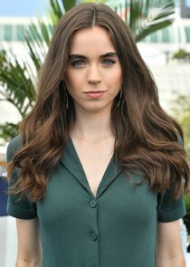 Sarah Desjardins
as Maddie Redfield