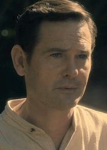 Henry Thomas
as Young Hugh Crain