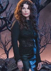 Julia Ormond
as Joanna Beauchamp