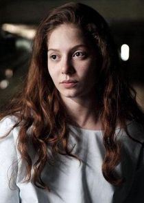 Jenna Thiam
as Léna