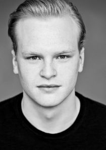 Ben Hall
as Damian Richardson