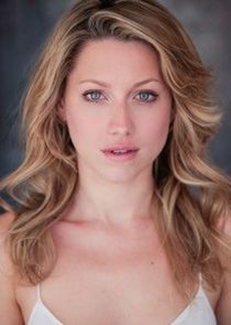 Niamh Walsh
as Devon Devereaux