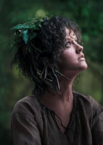 Markella Kavenagh
as Elanor 