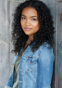 Mia Isaac
as Chloe Carter