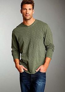 Aaron O'Connell
as Wyatt Cryer