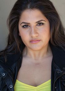 Natasha Behnam
as Lola Rahaii