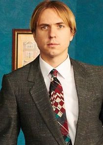 Joe Thomas
as Martin Lavender