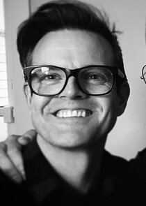 Robert Tinkler
as Spike