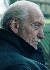 Charles Dance
as Commander Picton