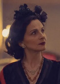 Juliette Binoche
as Coco Chanel
