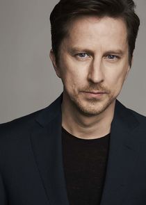 Lee Ingleby
as DCS Jim Hobson