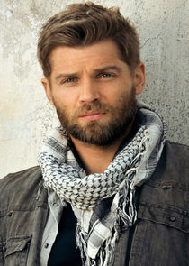 Mike Vogel
as Captain Adam Dalton
