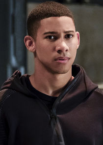 Keiynan Lonsdale
as Wallace 