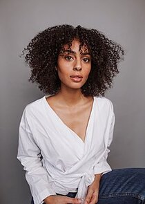 Clark Backo
as Emma Valentine