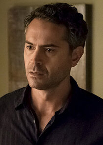 Omar Metwally
as Dr. Vic Ullah