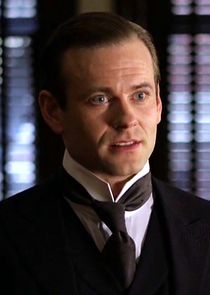 Eric Johnson
as Dr. Everett Gallinger