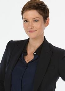 Chyler Leigh
as Détective Caitlyn 