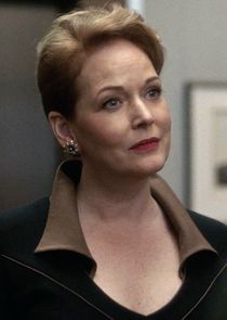 Chelah Horsdal
as Helen Smith