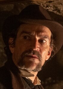 Ben Chaplin
as Detective Frank Mundi