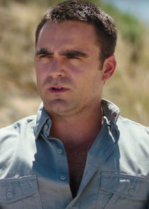 Dustin Clare
as Sullivan Hill